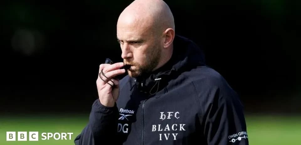 Entrenador soplando un silbato durante el entrenamiento