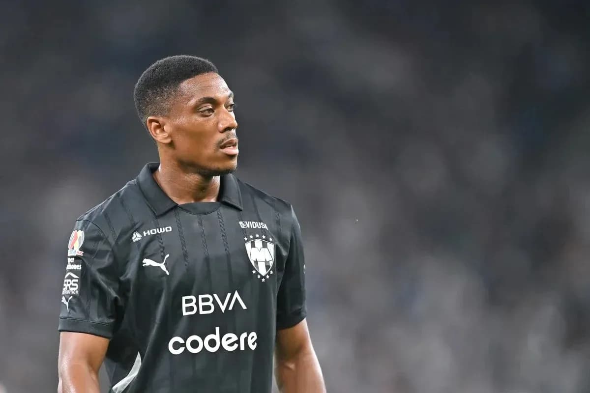 Jugador de Monterrey en acción durante el partido