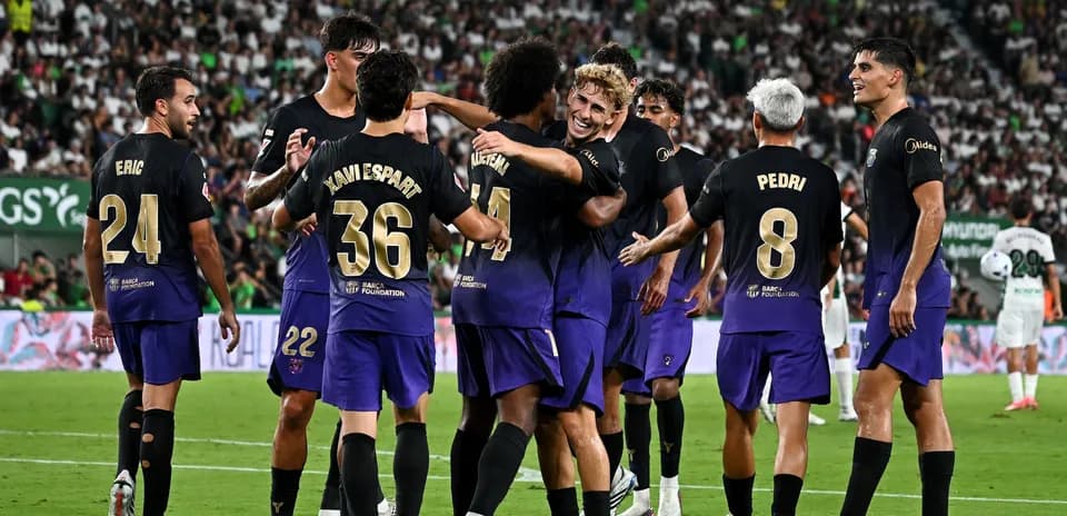 Jugadores del equipo celebrando un gol en el partido