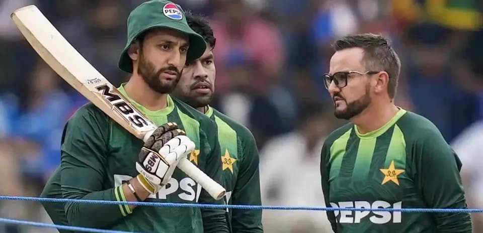 Jugadores de cricket de Pakistán en conversación estratégica