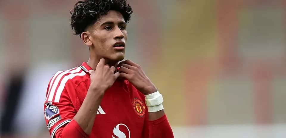 Jugador de Manchester United ajustándose el cuello de la camiseta