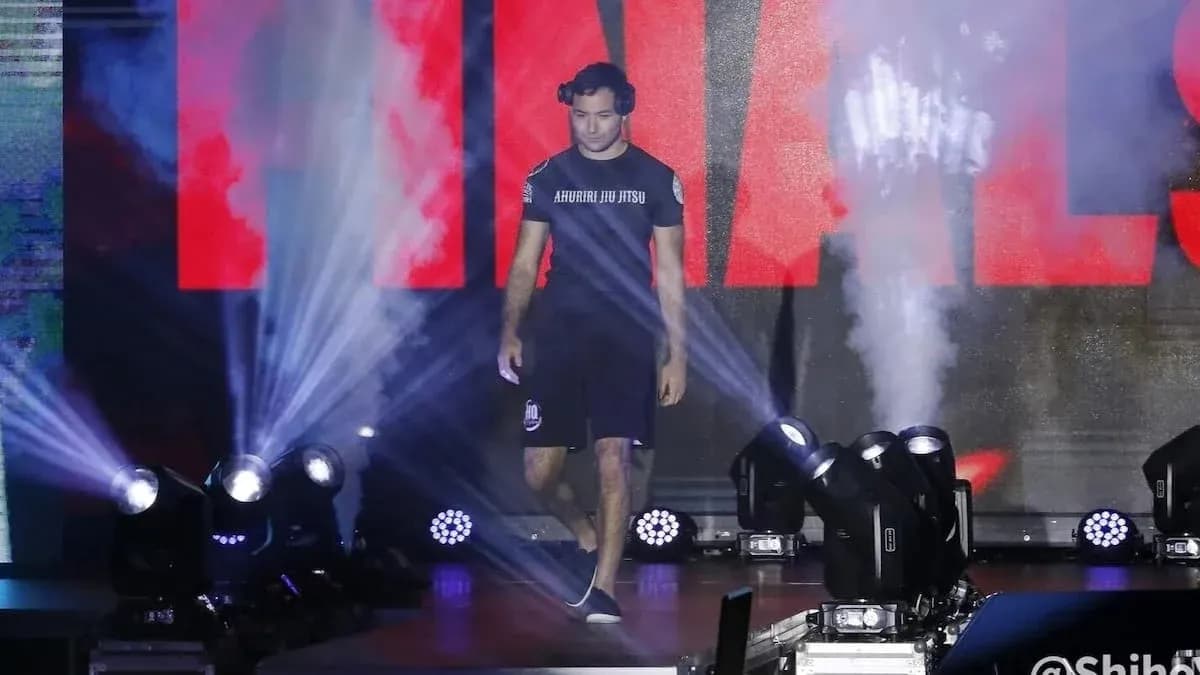 Luchador caminando hacia el ring en la final