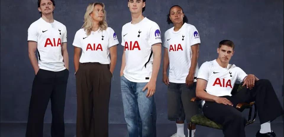 Cinco modelos vistiendo camisetas de Tottenham