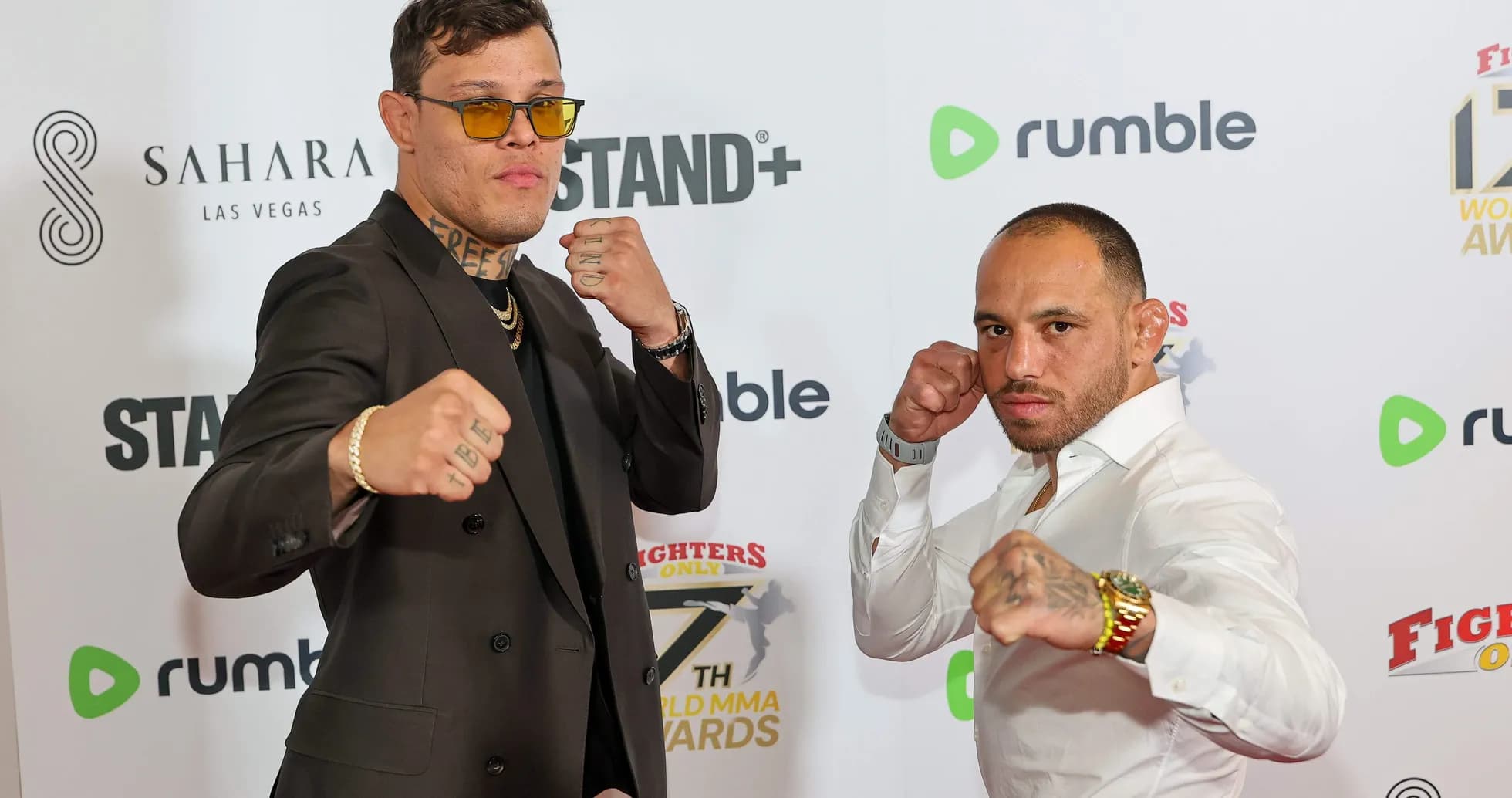 Dos luchadores posando con puños en evento