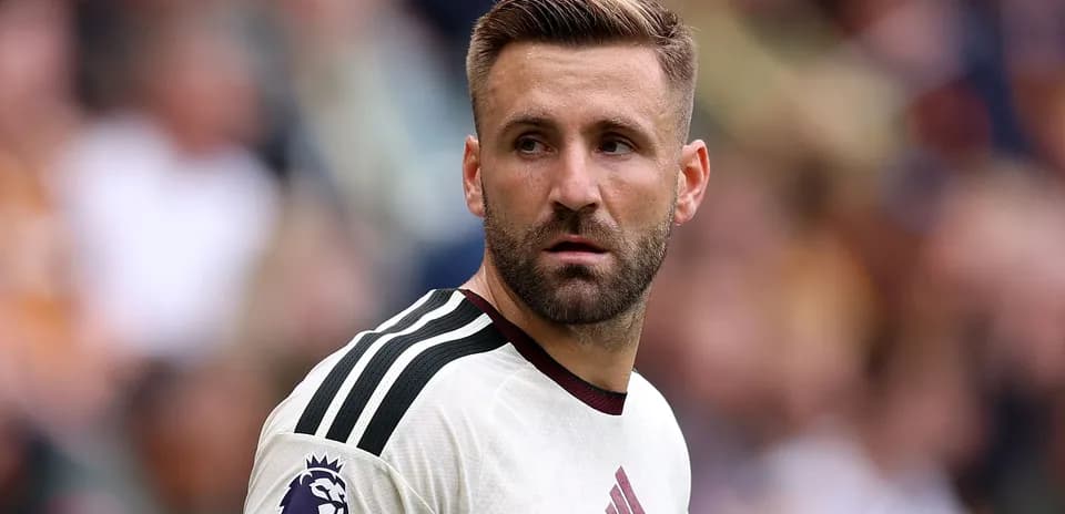 Jugador con camiseta de la Premier League en el campo