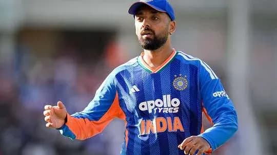 Jugador de cricket de India en uniforme durante el juego