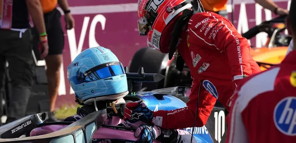 Pilotos conversando después de un incidente en carrera