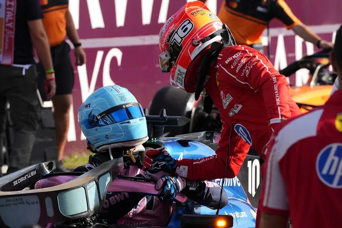 Pilotos conversando después de un incidente en carrera Pilotos conversando después de un incidente en carrera