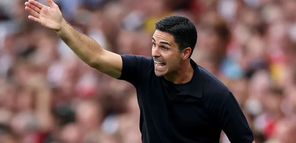 Entrenador dirigiendo a su equipo en el partido