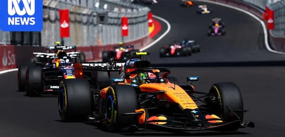 Coche de Fórmula 1 McLaren liderando en circuito