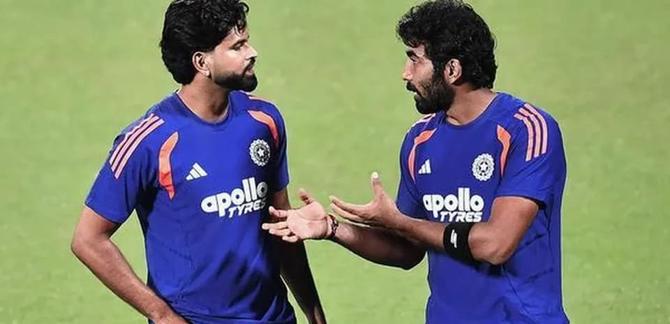 Dos jugadores conversando durante una sesión de entrenamiento