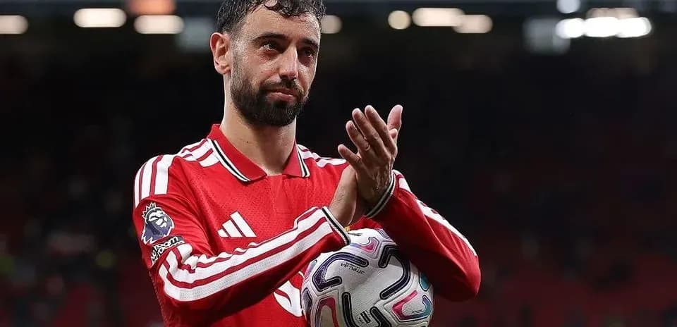 Jugador aplaudiendo con balón en manos