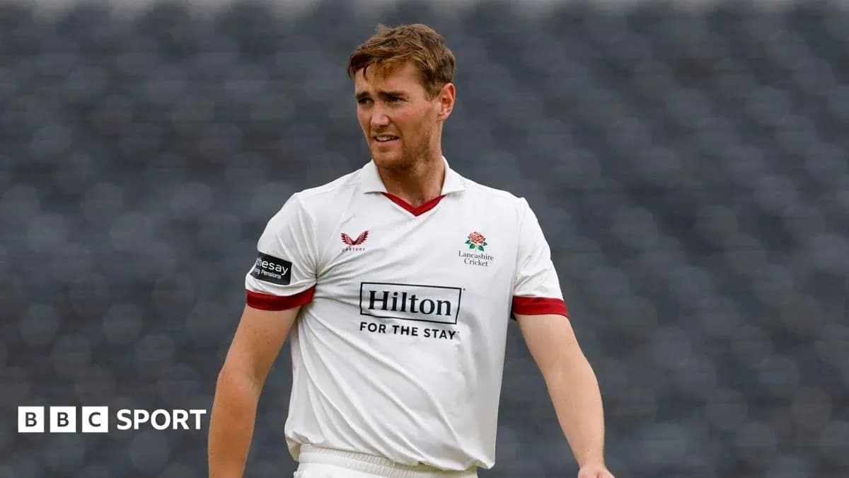Jugador de cricket de Lancashire en uniforme blanco