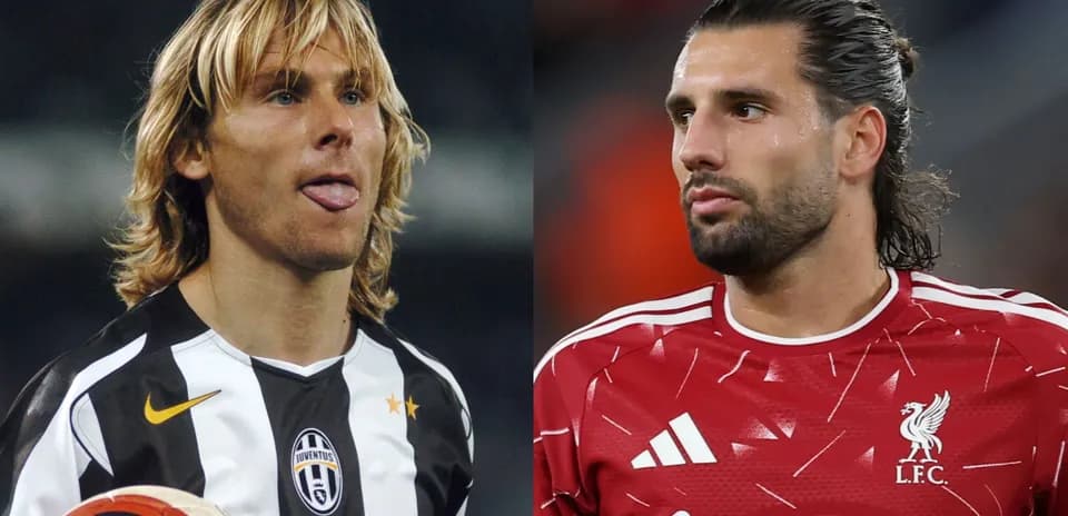 Dos futbolistas en camisetas de Juventus y Liverpool
