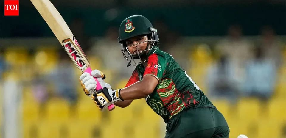 Bateador de Bangladés golpeando la pelota en el partido