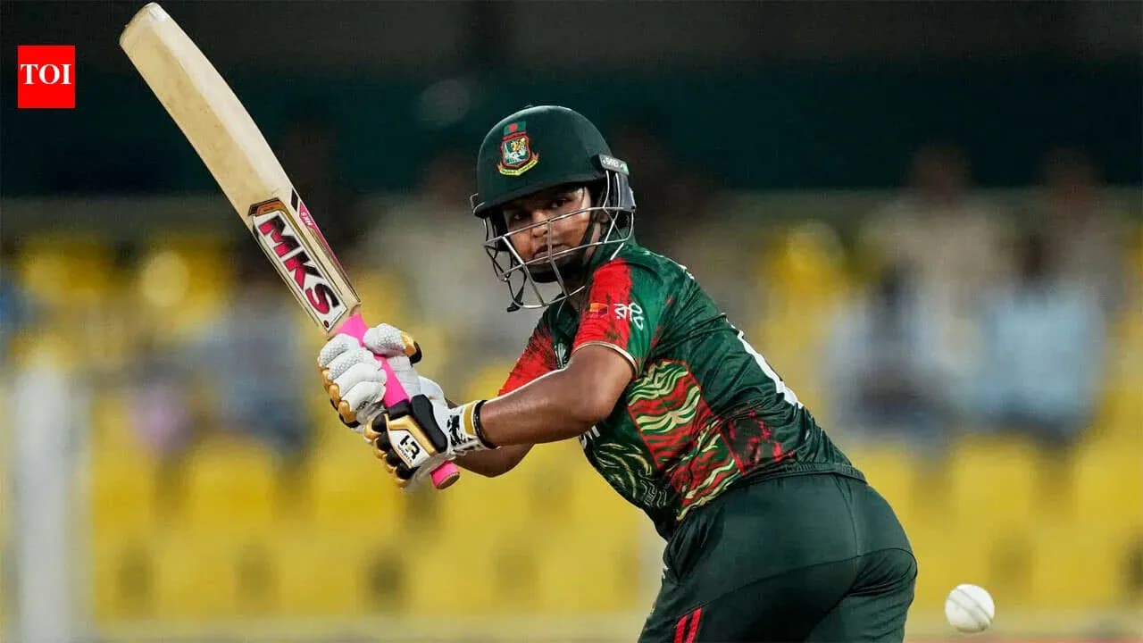 Bateador de Bangladés golpeando la pelota en el partido