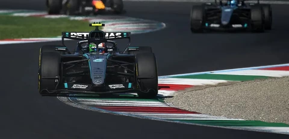 Coche de Fórmula 1 en curva de circuito