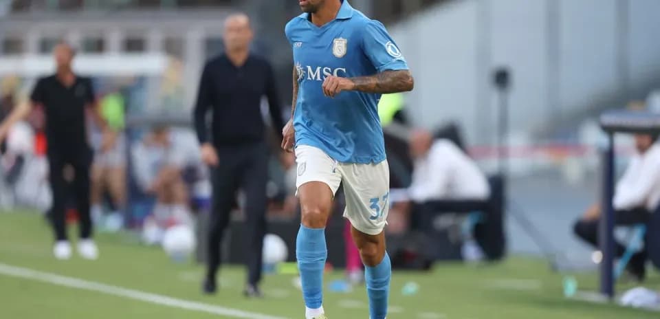 Jugador corriendo con balón en el campo de fútbol