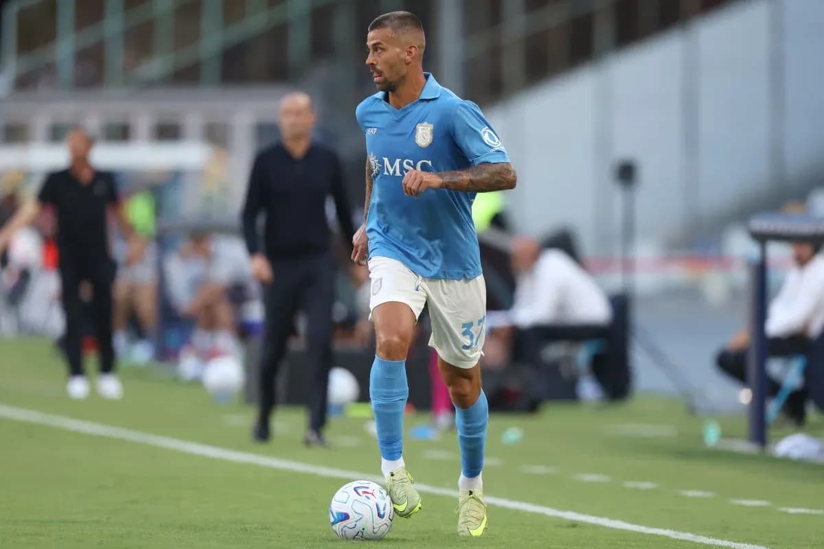 Jugador corriendo con balón en el campo de fútbol