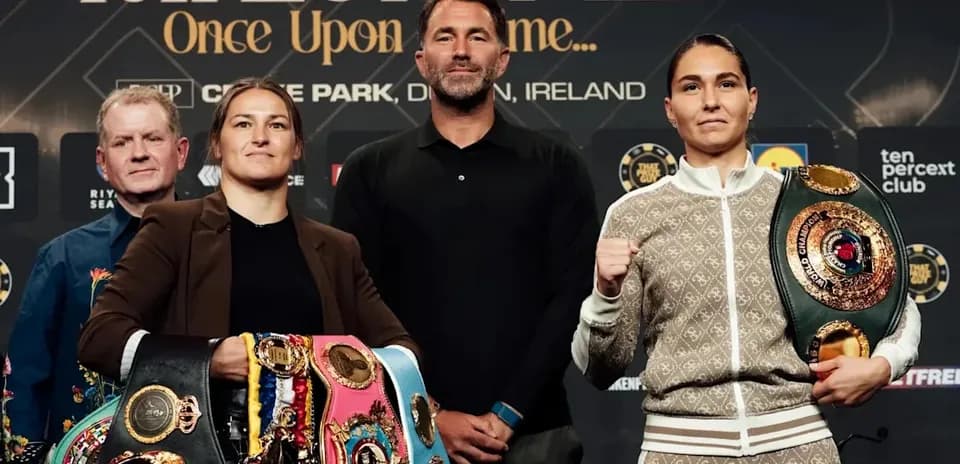 Boxeadoras en conferencia de prensa con cinturones