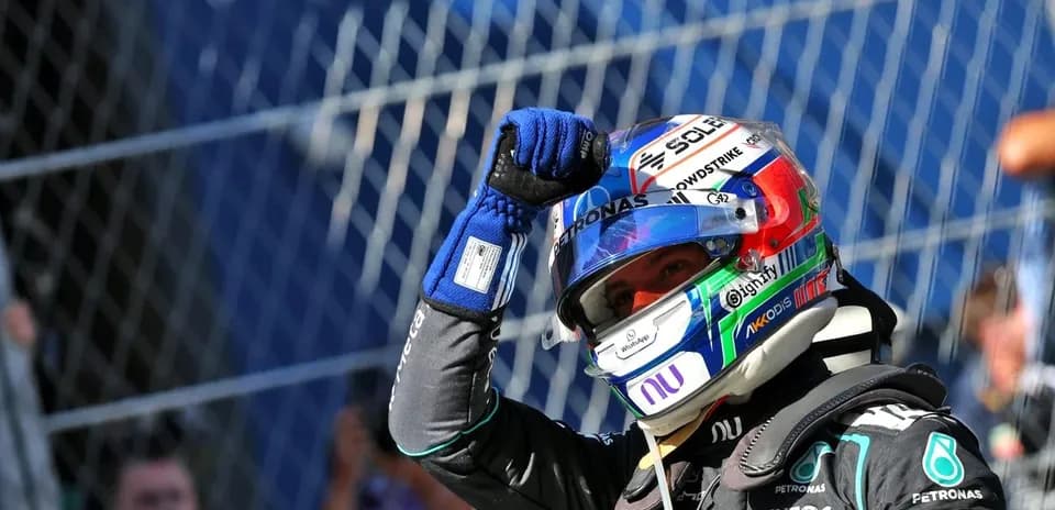 Piloto levantando el puño en celebración tras carrera