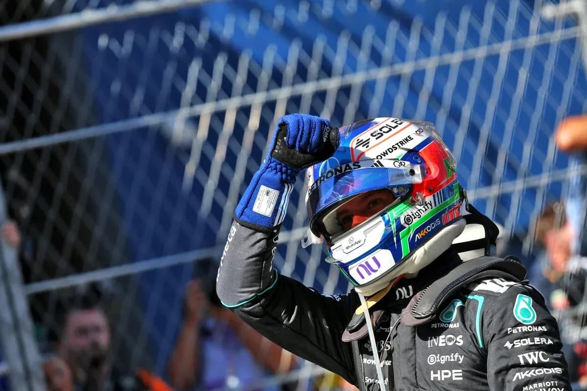 Piloto levantando el puño en celebración tras carrera Piloto levantando el puño en celebración tras carrera