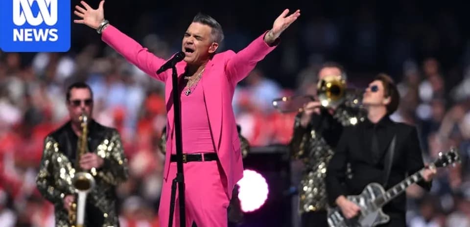 Robbie Williams actuando en un evento musical