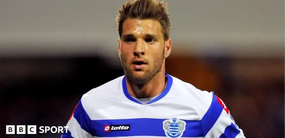 Jugador de QPR en acción durante el partido