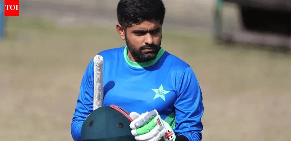 Jugador de cricket en entrenamiento sosteniendo un bate