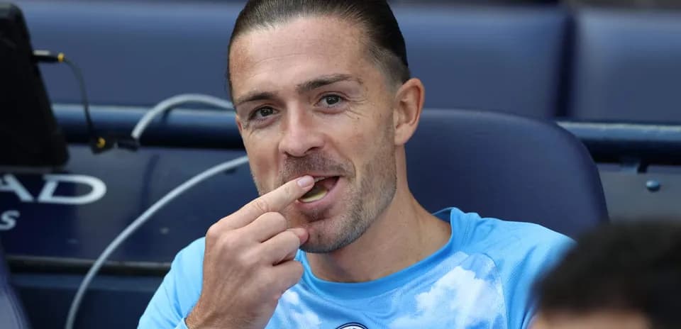 Jugador comiendo en el banquillo de Manchester City