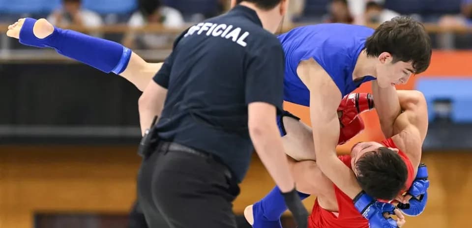 Luchadores en acción durante combate de artes marciales