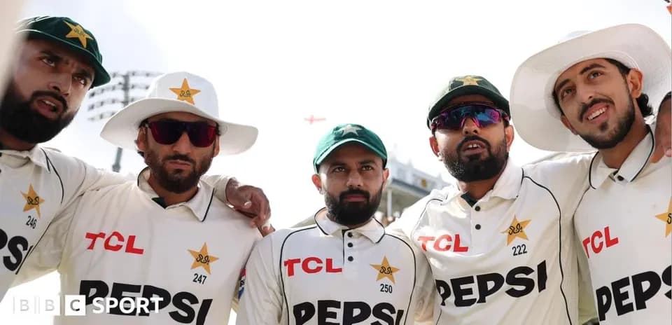 Jugadores de críquet de Pakistán posando juntos