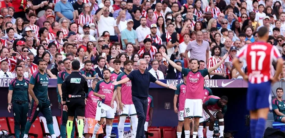 Entrenador dirigiendo a jugadores en la banca durante el partido