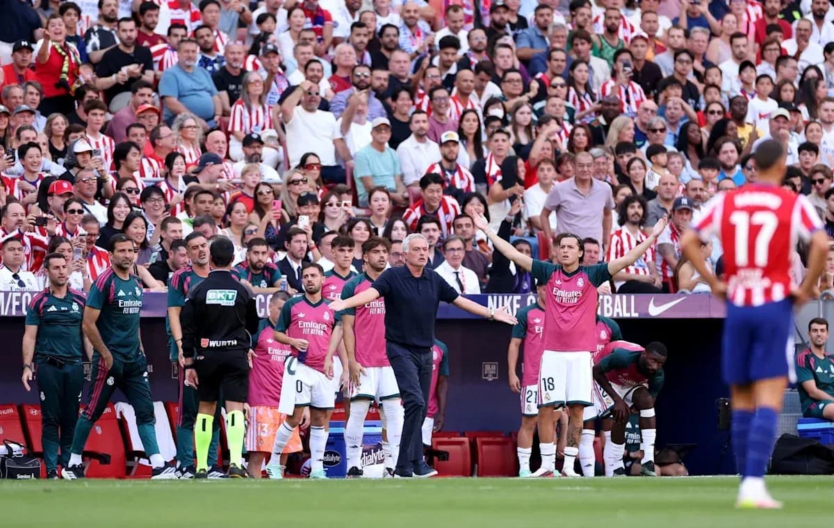 Entrenador dirigiendo a jugadores en la banca durante el partido