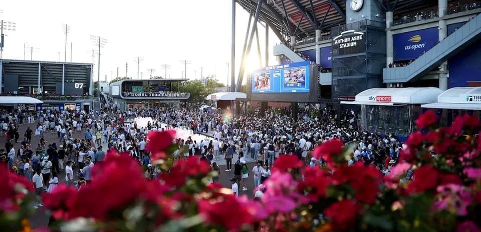 Multitud de personas en el US Open frente al estadio