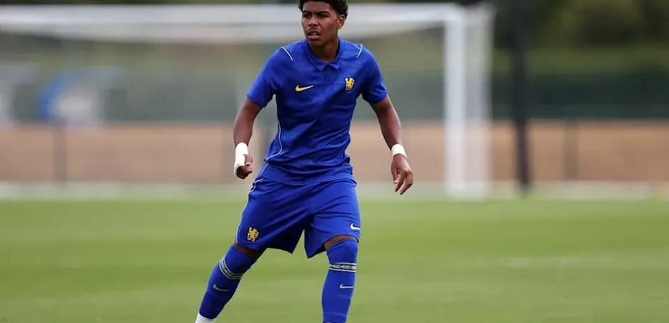 Jugador corriendo en campo durante entrenamiento