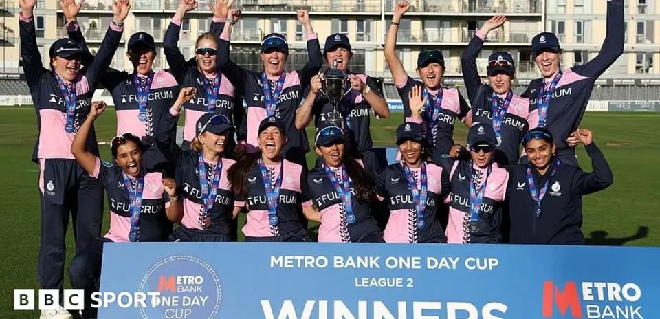 Equipo femenino celebrando victoria en la Copa Metro Bank