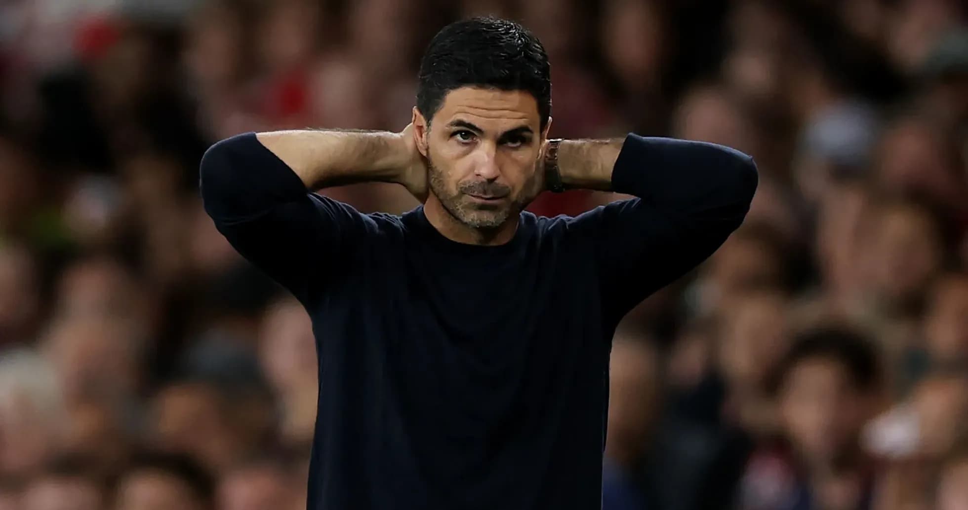 Entrenador con manos en la cabeza durante el partido