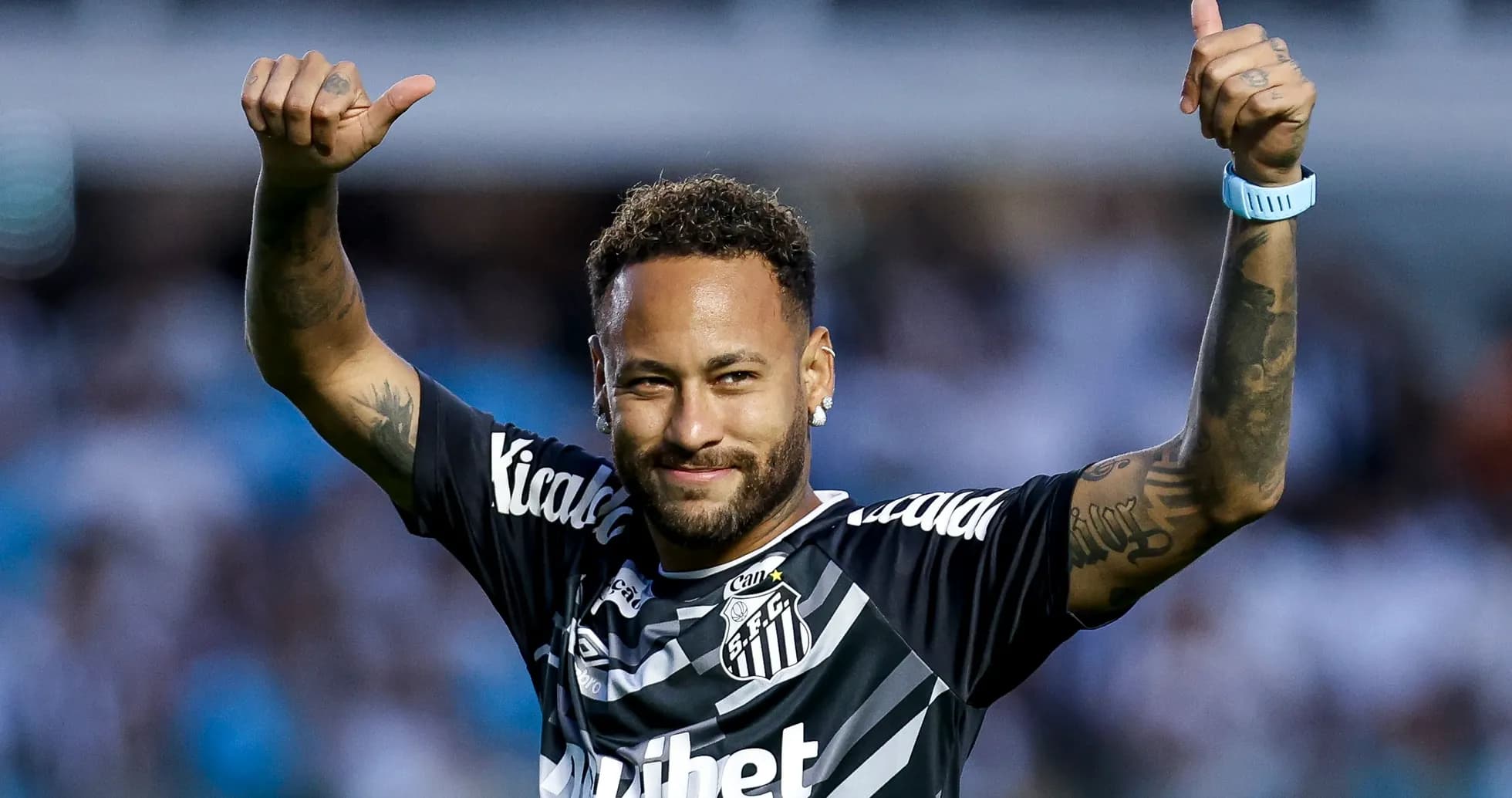Jugador de Santos celebrando con pulgares hacia arriba