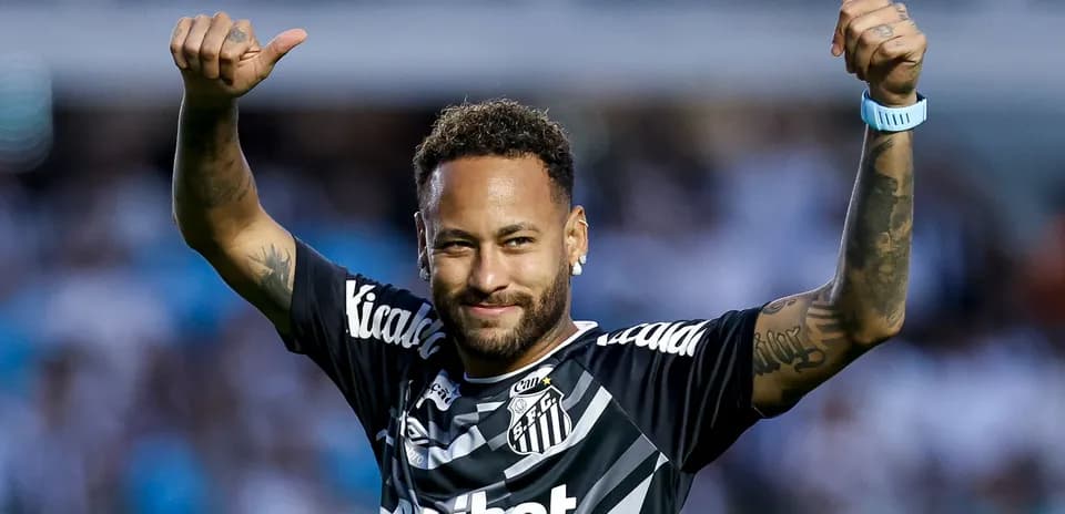 Jugador de Santos celebrando con pulgares hacia arriba