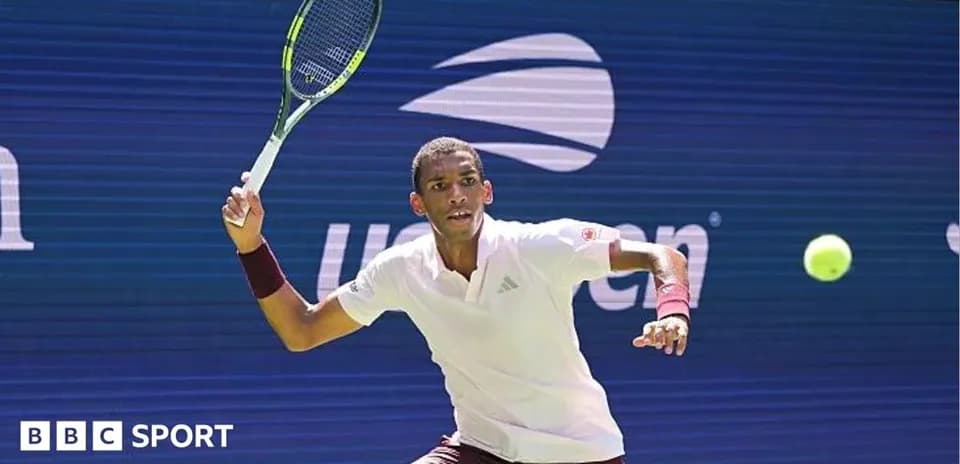 Jugador de tenis golpeando la pelota en la cancha