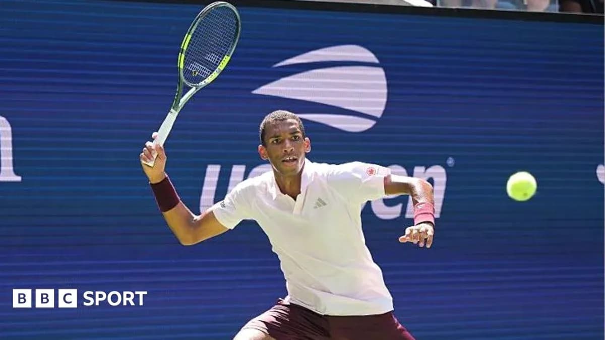 Jugador de tenis golpeando la pelota en la cancha