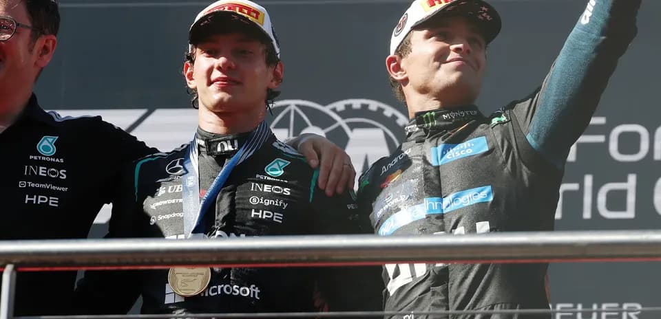 Pilotos en el podio tras carrera de Fórmula 1