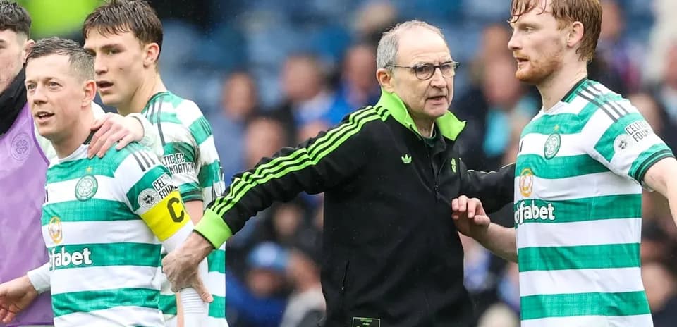 Jugadores de Celtic rodeando a su entrenador en el campo