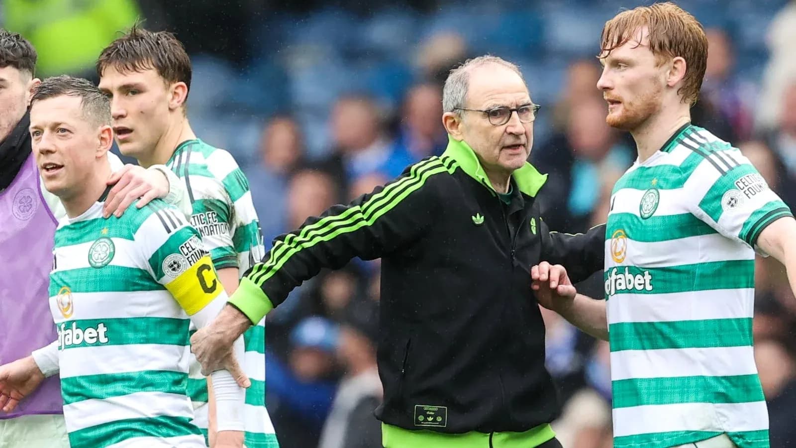 Jugadores de Celtic rodeando a su entrenador en el campo