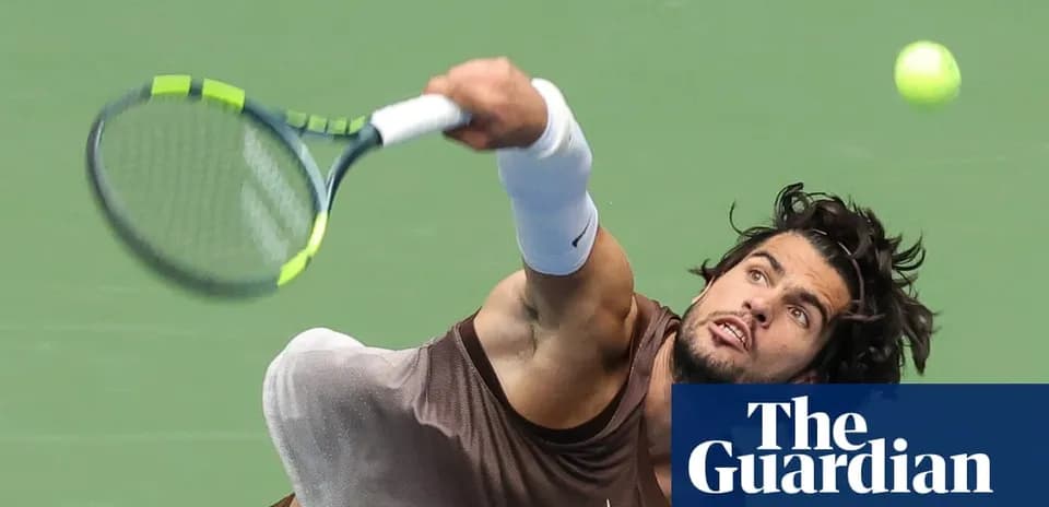 Jugador de tenis sacando durante un partido
