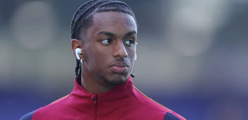 Jugador con auriculares en chaqueta roja