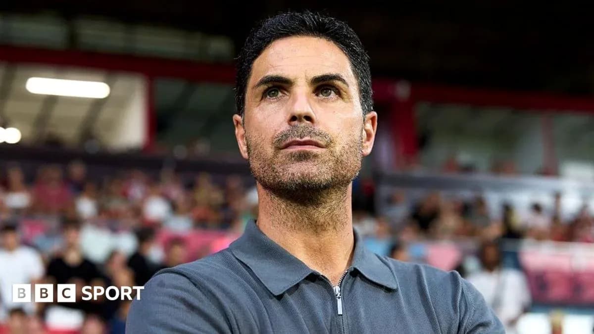 Entrenador observando el partido desde la línea de banda