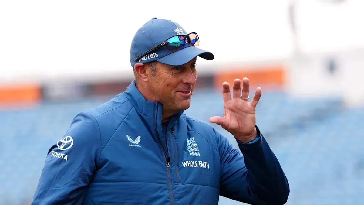 Entrenador de cricket saludando en el campo