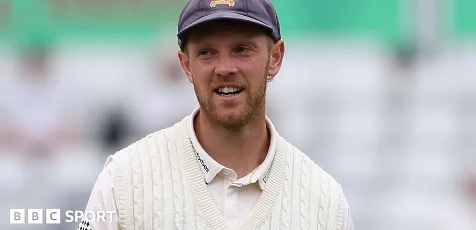 Jugador de cricket sonriendo en el campo de juego